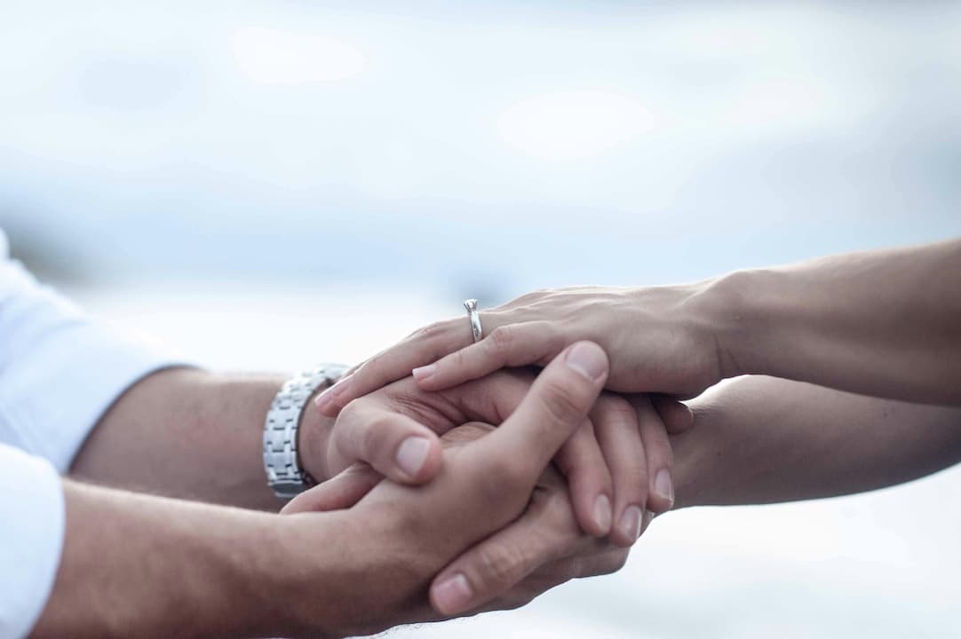 Hold hand